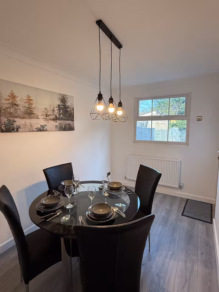 Elegant 3 BR | Long Stays Discount HS2 NEC Parking photo 2